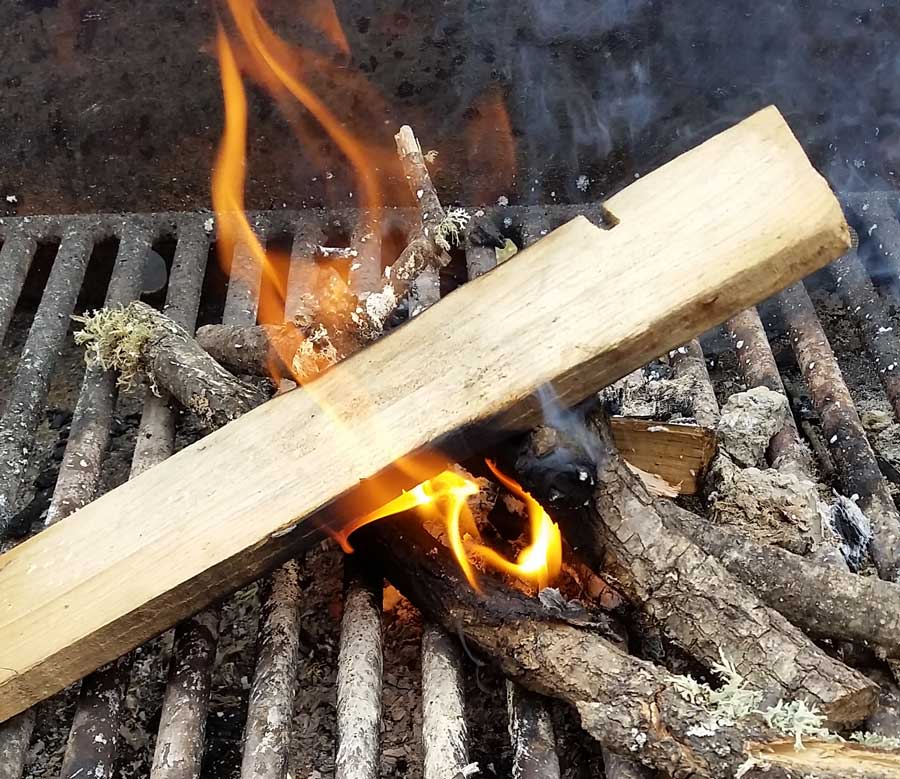 Preparación de la barbacoa para hacer una paella