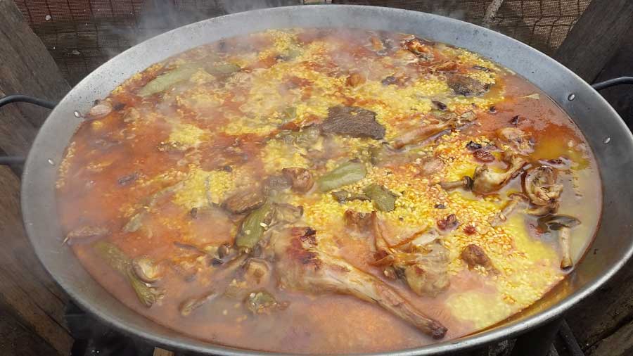 añadimos el caldo a este arroz de tu hogar fácil