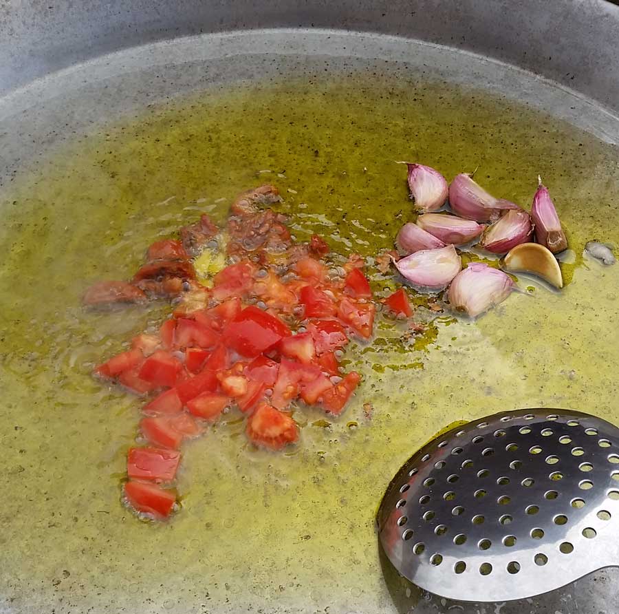 realizamos el sofrito de este arroz de campo