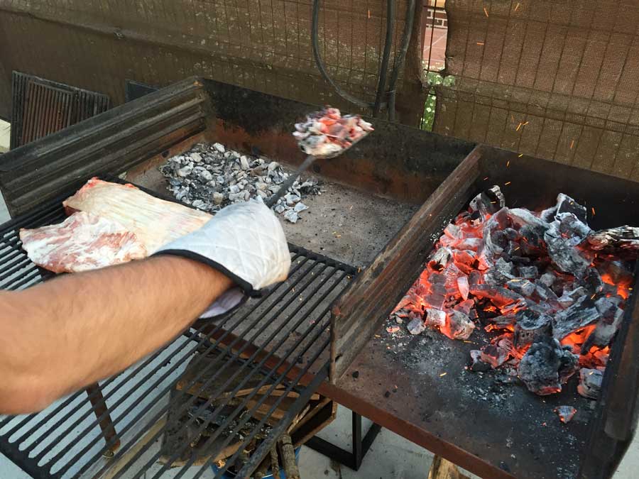 preparación de las brasas para una parrillada de cerdo